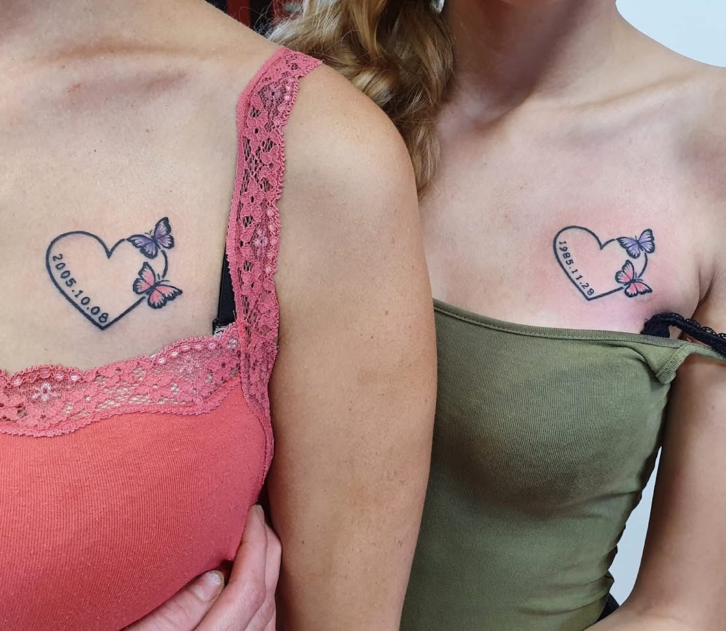 anya lánya páros közös tetoválás, szív, színes pillangók lepkék mellkas.
