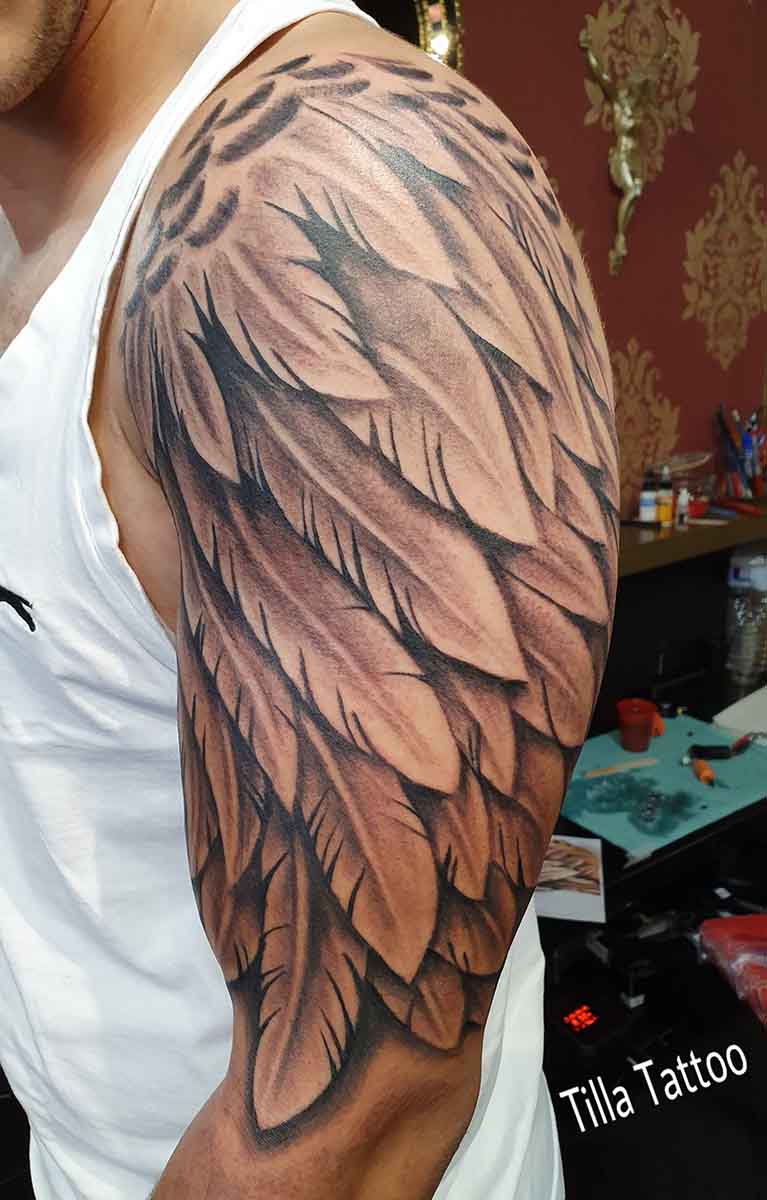 férfi felkar, fekete szárny tetoválás
