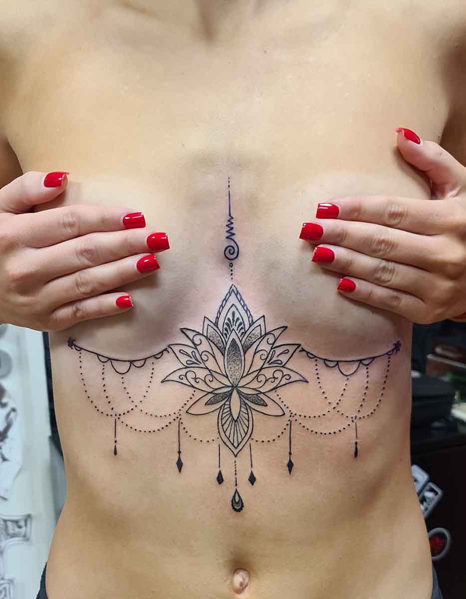 női tetoválás, mell alatt és mell között, mandala minta