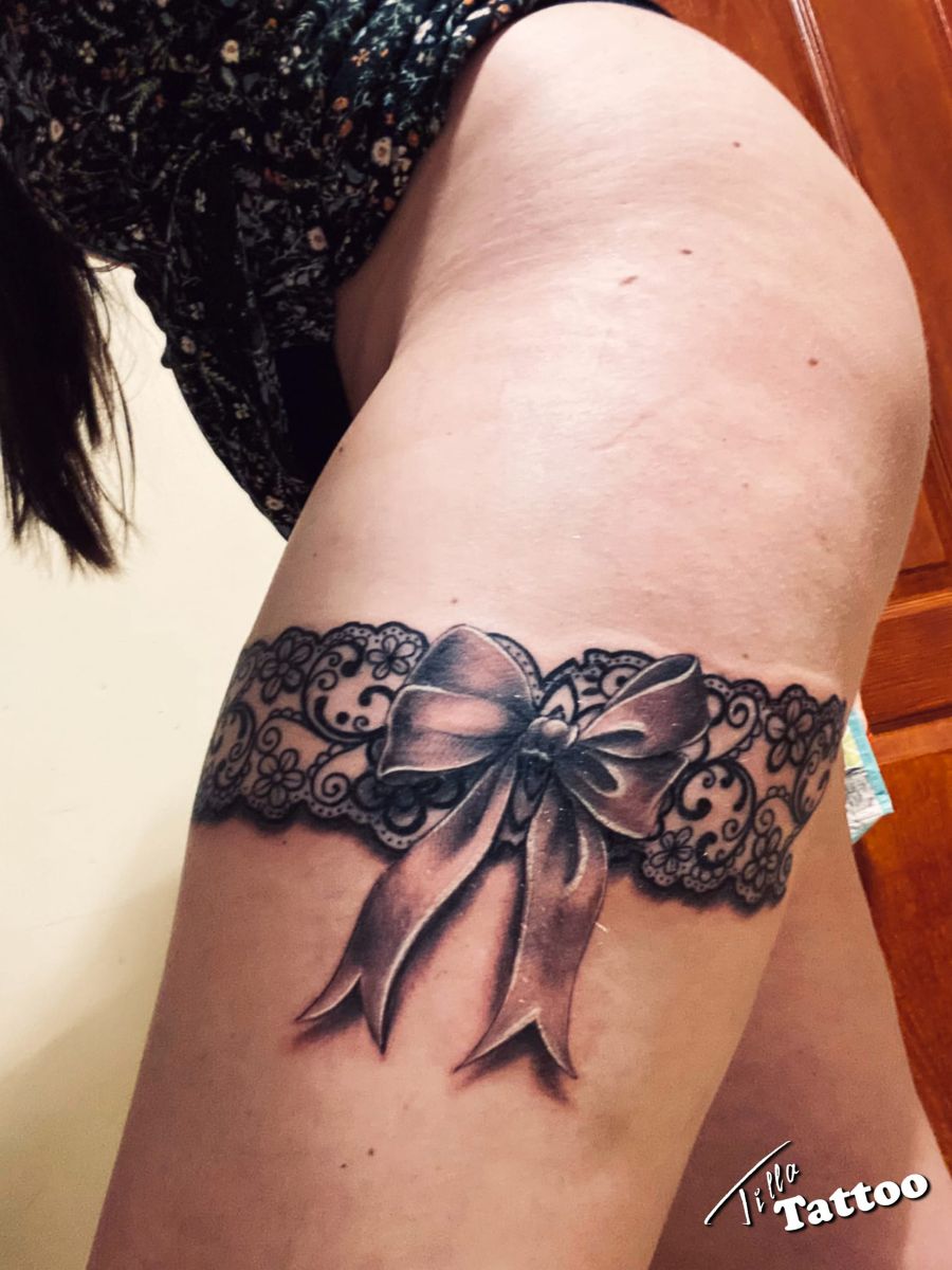 fekete csipke, masni, combfix, női csomb tetoválás körbe