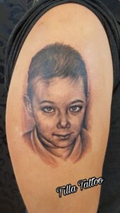 fiu gyermek portré tetoválás felkar, fekete,