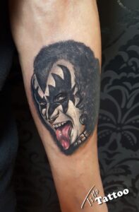 Gene Simmons portré tetoválás, színes, alkar, budapest, tilla tetováló stúdió 15 kerületben