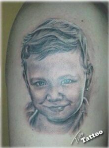 lány gyermek portré tetoválás felkar, fekete, budapesten