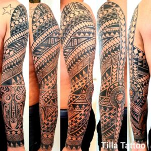 maori tetoválás teljes karon fekete mintákkal