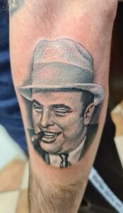 al capone realisztikus portré tetovalas alkaron