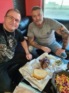 Atti és Attila közös étkezés közben a tetoválószalonban